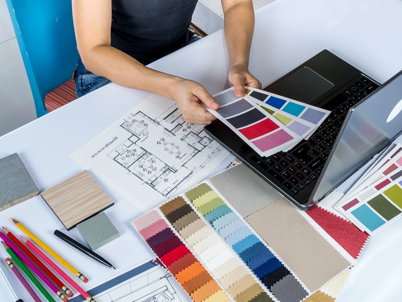 Choosing colors for the wall painting in an apartment