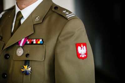 Uniforme militar verde con condecoraciones