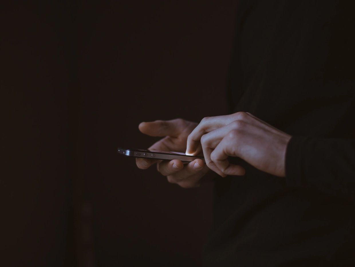 hands texting