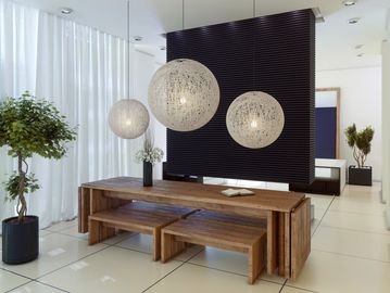 Moderne eetkamer met houten meubels en hanglampen.