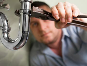Handyman fixes plumbing