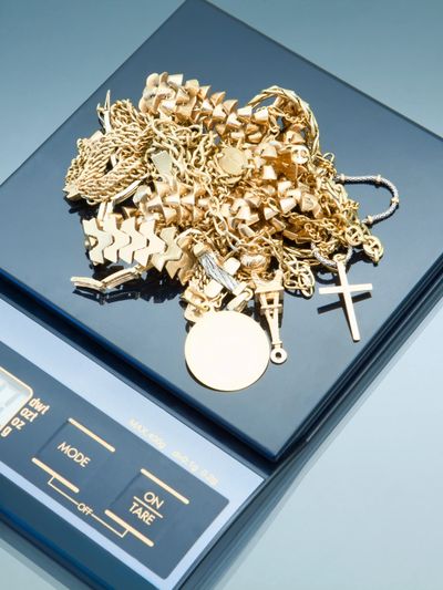 A pile of gold jewelry on a digital scale.