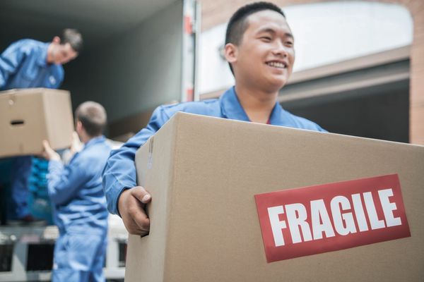 moving Fragile items with care
cheap movers surrey last minute movers, midnight movers, moving truck