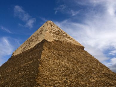 Pirámide egipcia bajo un cielo parcialmente nublado.