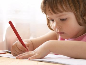 Niña desarrollando habilidades de lectura y escritura con el método certificado ALE.