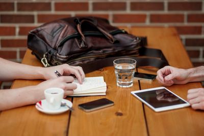 two people exchanging information