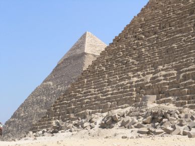 Pirámides antiguas con bloques de piedra bajo un cielo azul.
