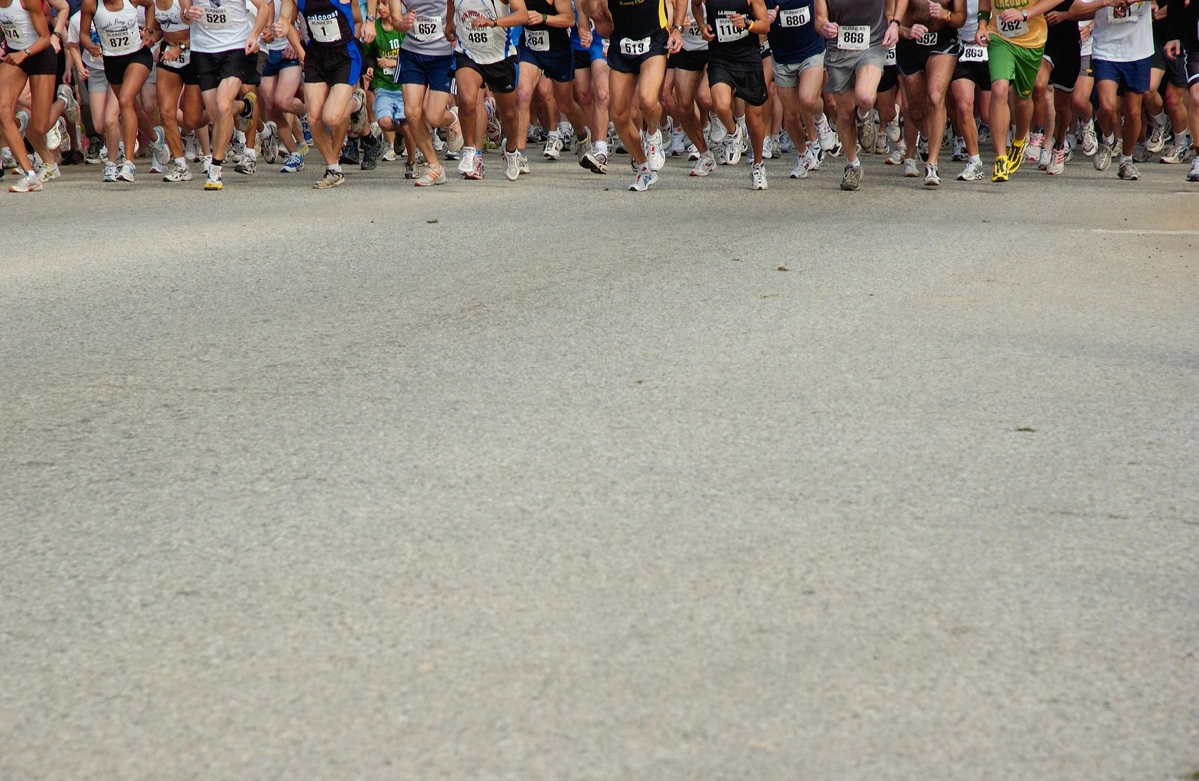 Бегущий человек. Running is came on. Бегущий человек фотосток. Мотивация бег фото черно белые. Книжный марафон фото.