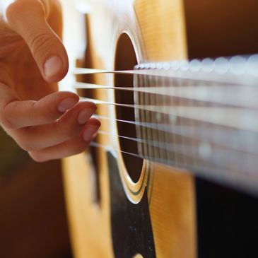 Close-up picture of a hand playing the guitar