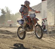 Motociclista en el aire durante una carrera.