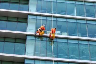 Men window cleaning