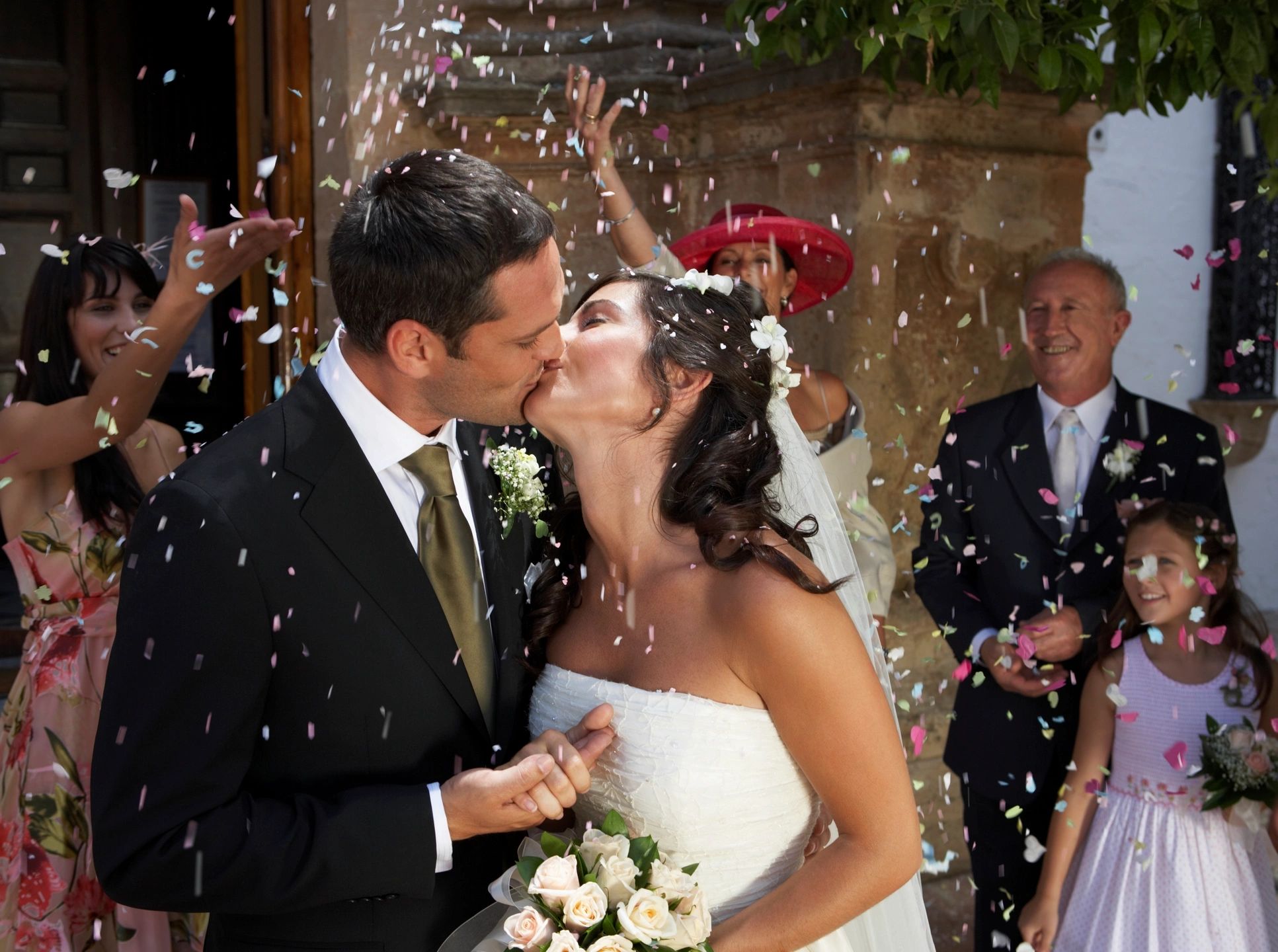 Wedding, People in love, Man and Wife, Confetti, Wedding Dress, Bridegroom, Family.