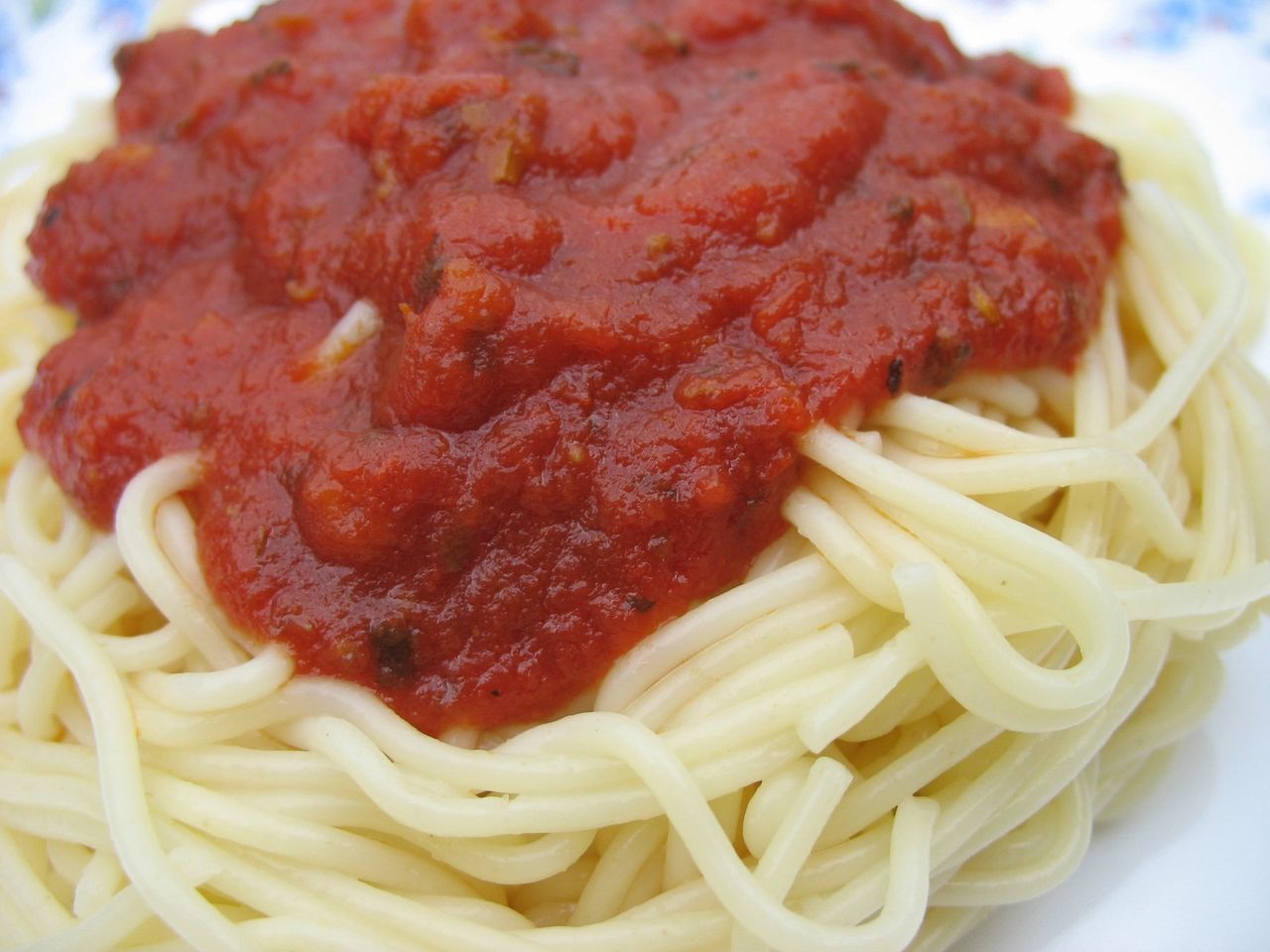 pasta sauce on spagetti