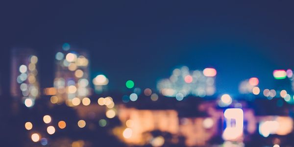 Photo floue de lumières de ville la nuit.