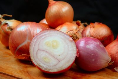 A variety of onions including a halved one showing its layers.