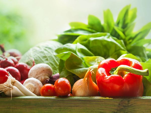légumes frais affichés sur une table