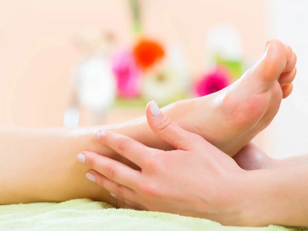 Acupressure helps labor and help control pain naturally. 