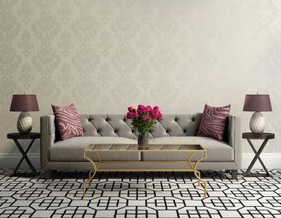Moderne woonkamer met sofa, kussens en bloemen.