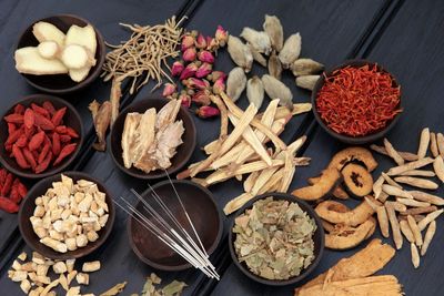 adaptogenic herbal extracts ginseng maca tongkat ali botanical powders.