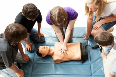 Performing CPR training with compressions and breaths