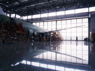 Aircraft hangar for airplanes and vehicles 