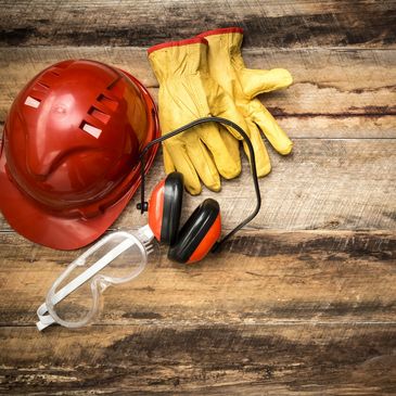 Equipo de seguridad personal sobre madera.