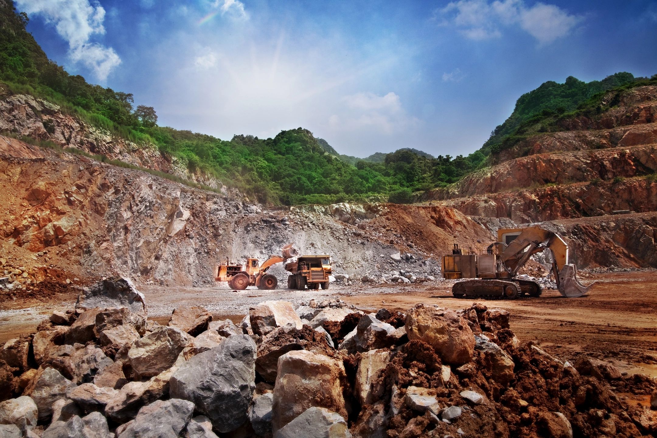 Добыча руды. Горнодобывающая отрасль в арктике. Добыча доломита. Разработка месторождений полезных ископаемых. Картинки горная промышленность.