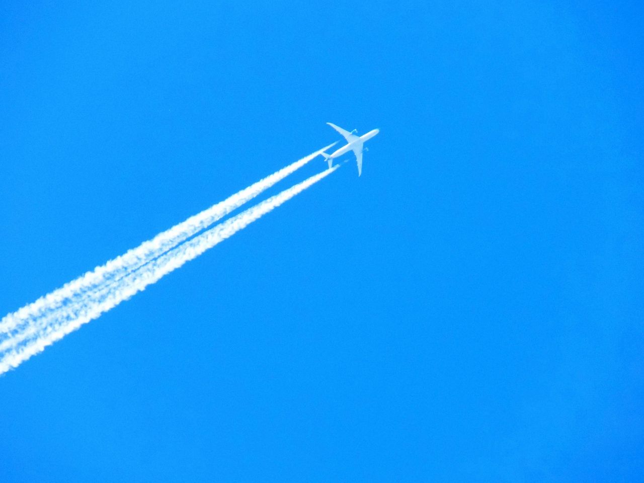 Plane with chemtrails