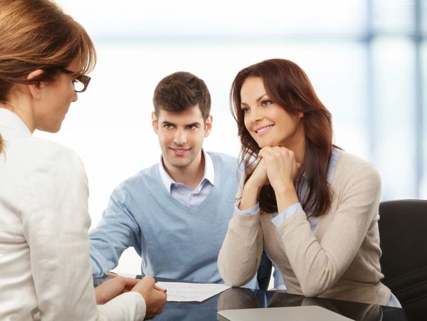 a professional woman presenting a situation to a family