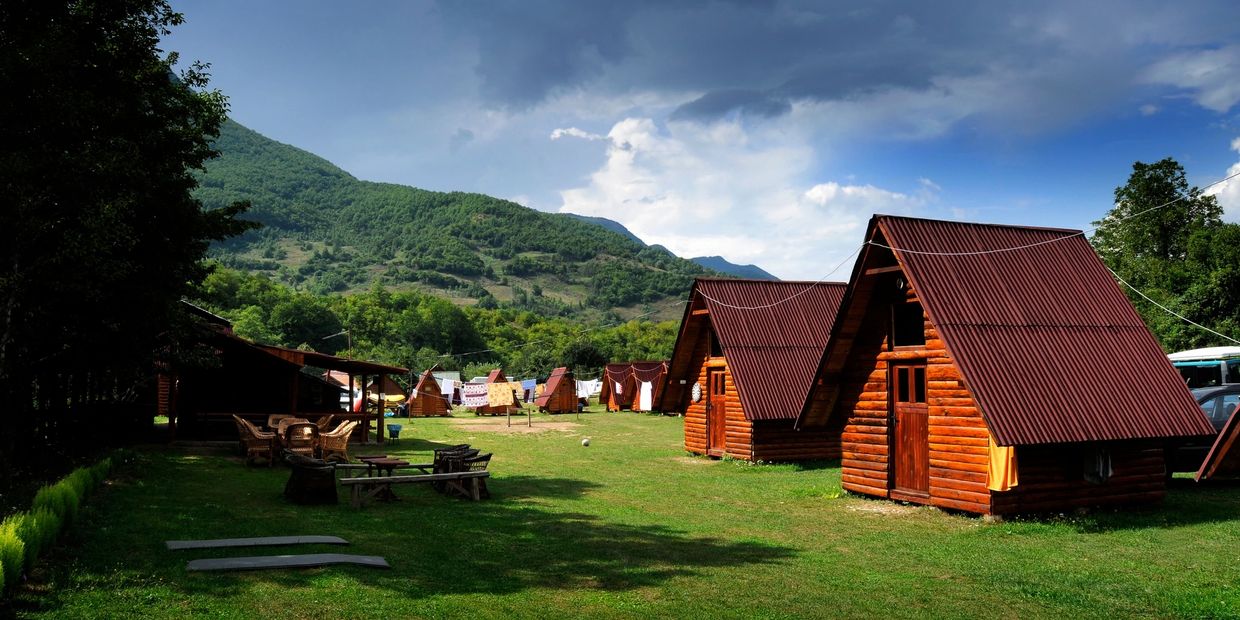 Spacious cabin rental for family reunions with mountain views.