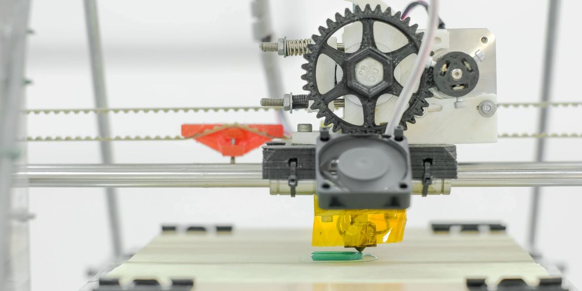 An image of a 3-D printer on the KnurlNetwork in the process of printing.