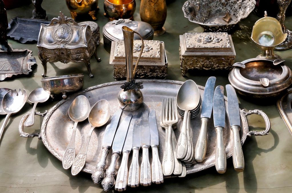 Ustensiles et objets en argent anciens et ornés.