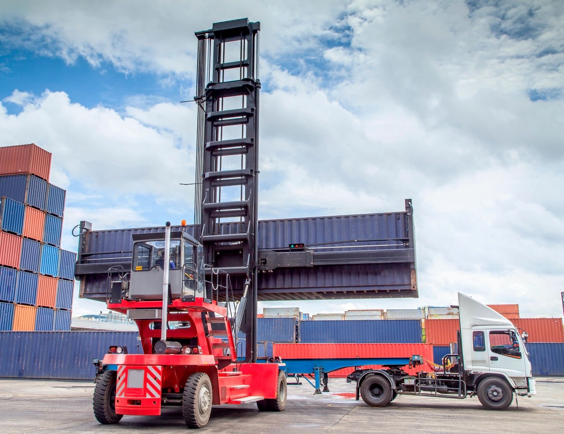 Sinpat International is an expert in chemical product sourcing, land, sea, and air.