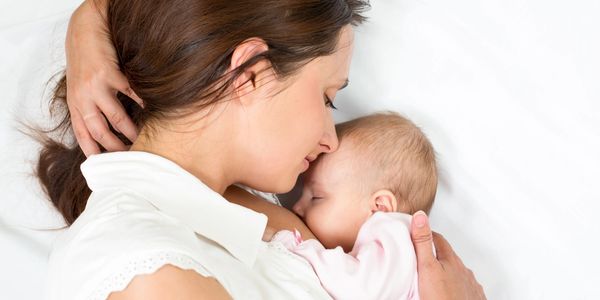 mother bonding while breastfeeding