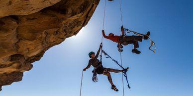 Dos escaladores subiendo por la curda