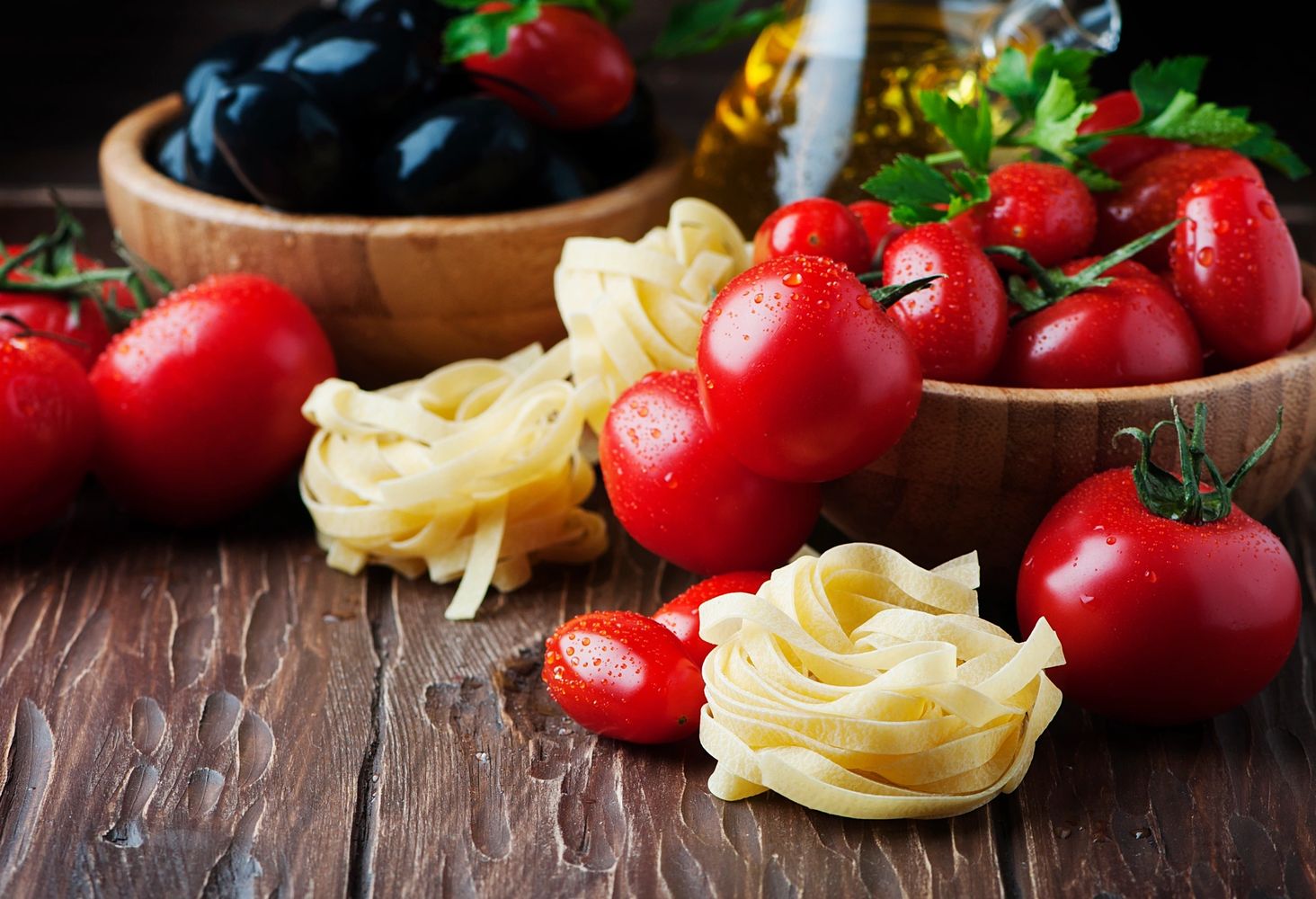 sauce ingredients, tomatoes, vegetables, olives, pasta
