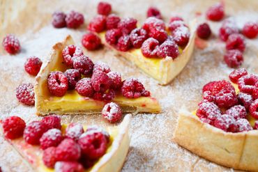 Ahududu ve pudra şekerli tart dilimleri.