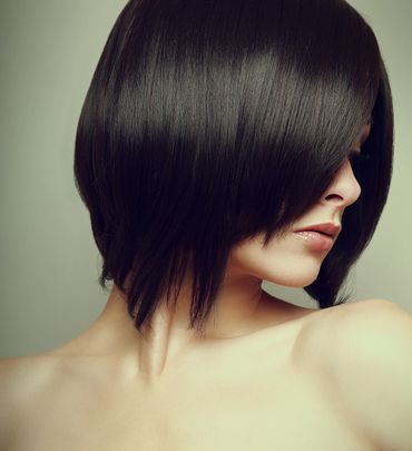 Brunette haired woman with short haircut