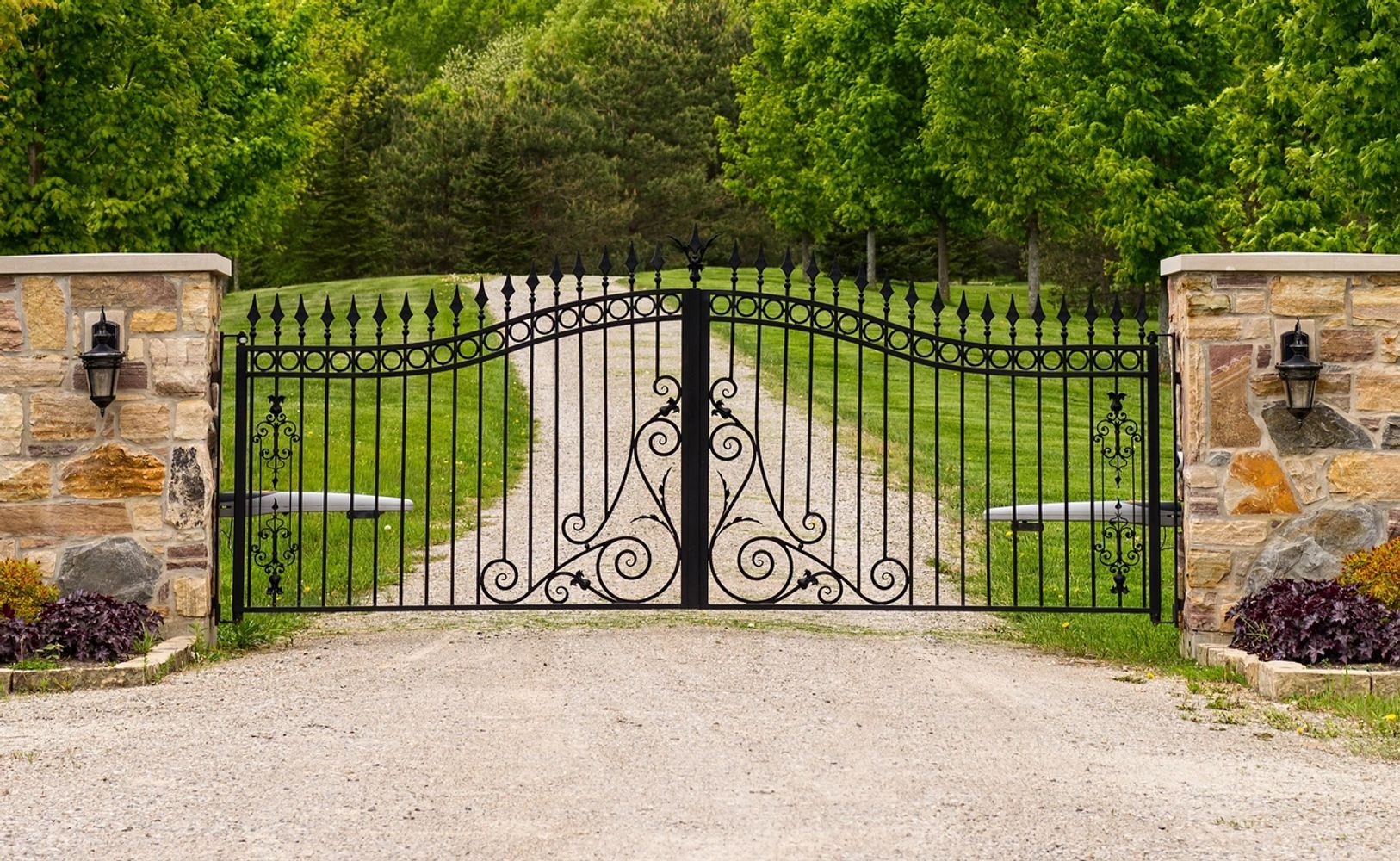 Driveway gate dual side with operator