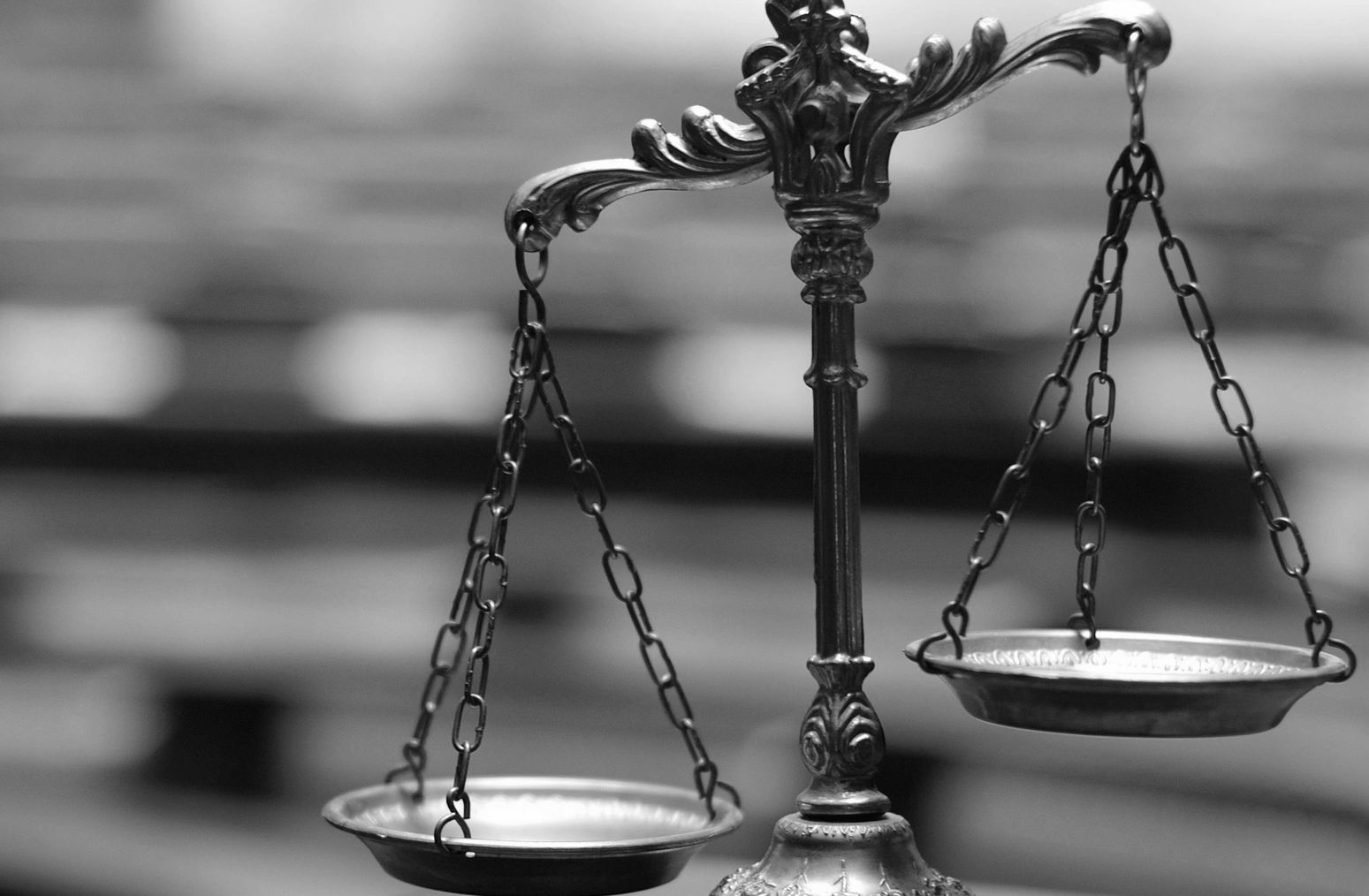 Balance à plateaux, déséquilibrée à gauche.