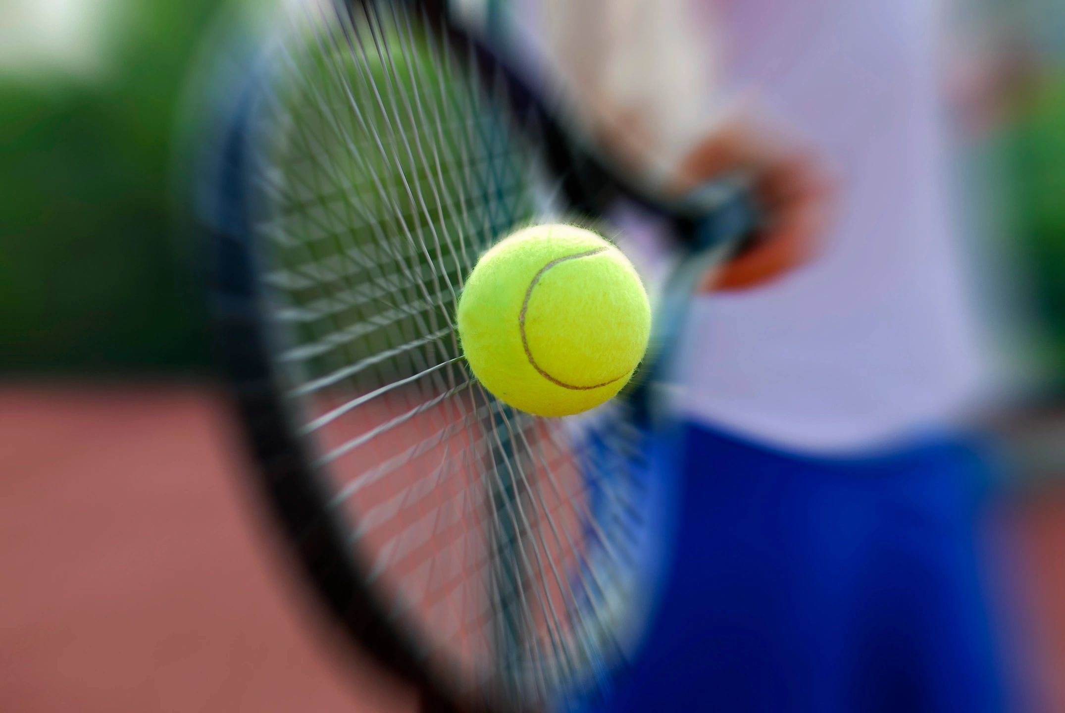 Tennisschläger mit Ball