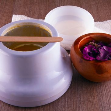 Wax pot in a salon with body wax applicator