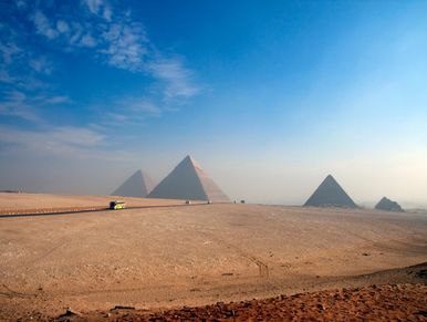 Pirámides en un desierto bajo un cielo azul.