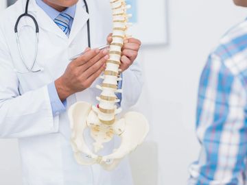 image of a chiropractor explaining a condition to a patient.