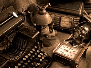 Vintage typewriter, clock, and lamp arrangement.