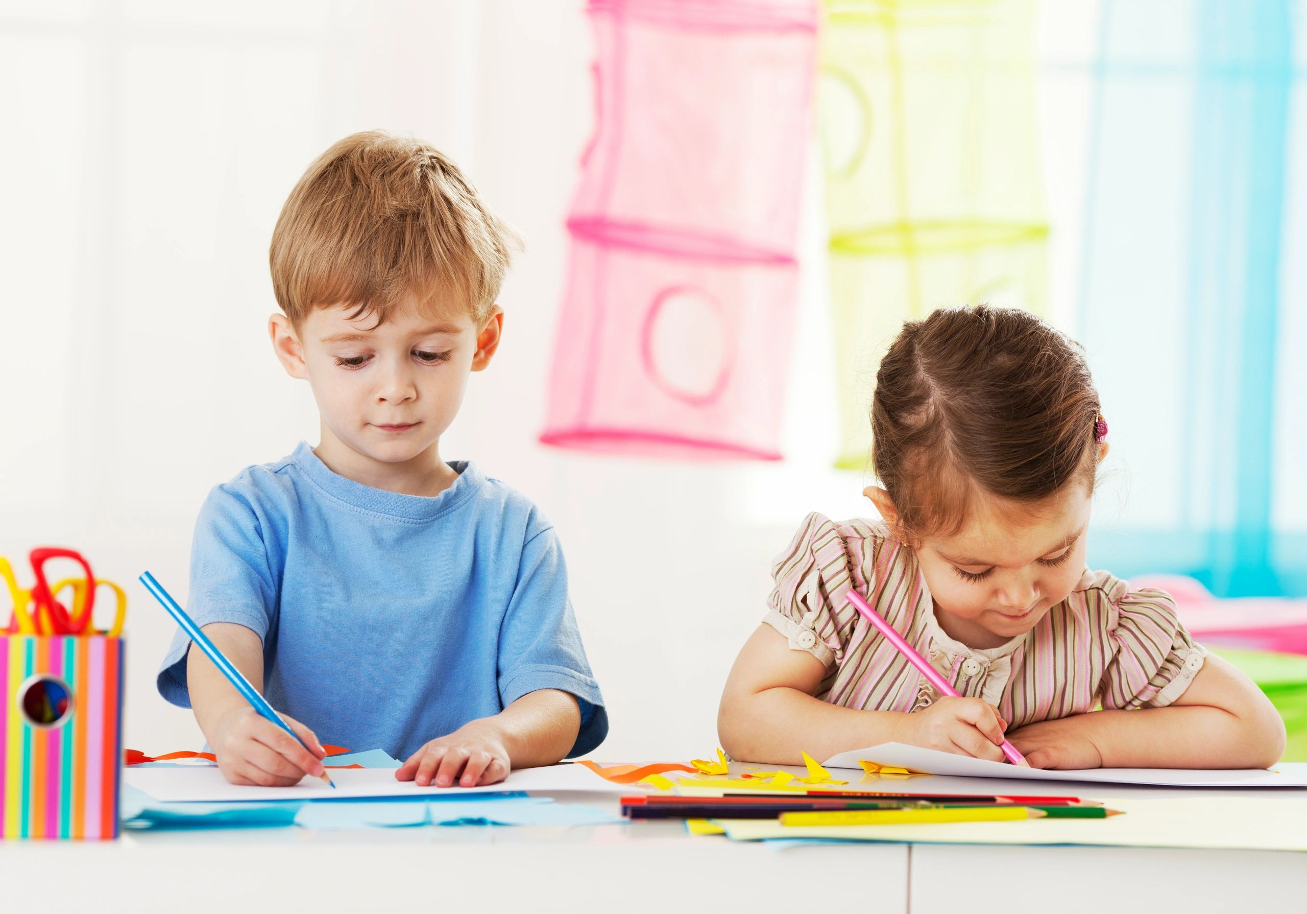 Children learn. Дети занимаются. Дети рисуют в детском саду. Рисование с детьми в детском саду. Рисование с детьми в садике.