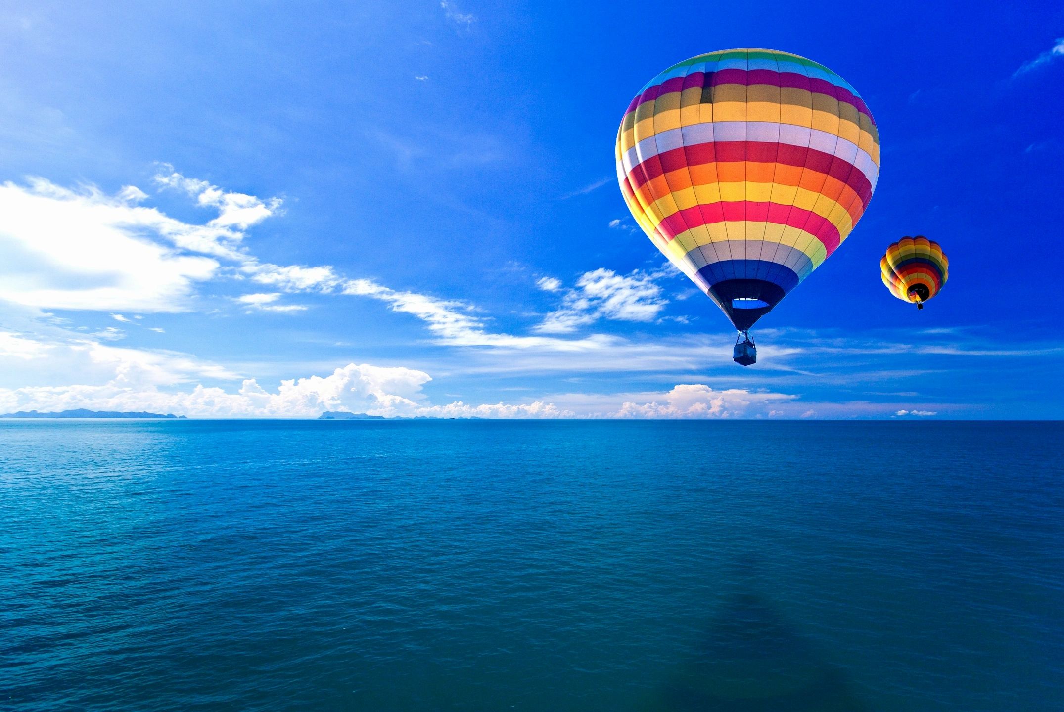 Воздушный шар на море. Воздушный шар с корзиной над морем. Полет на воздушном шаре над морем. Воздушный шар над океаном. Воздушный шар с корзиной над океаном.