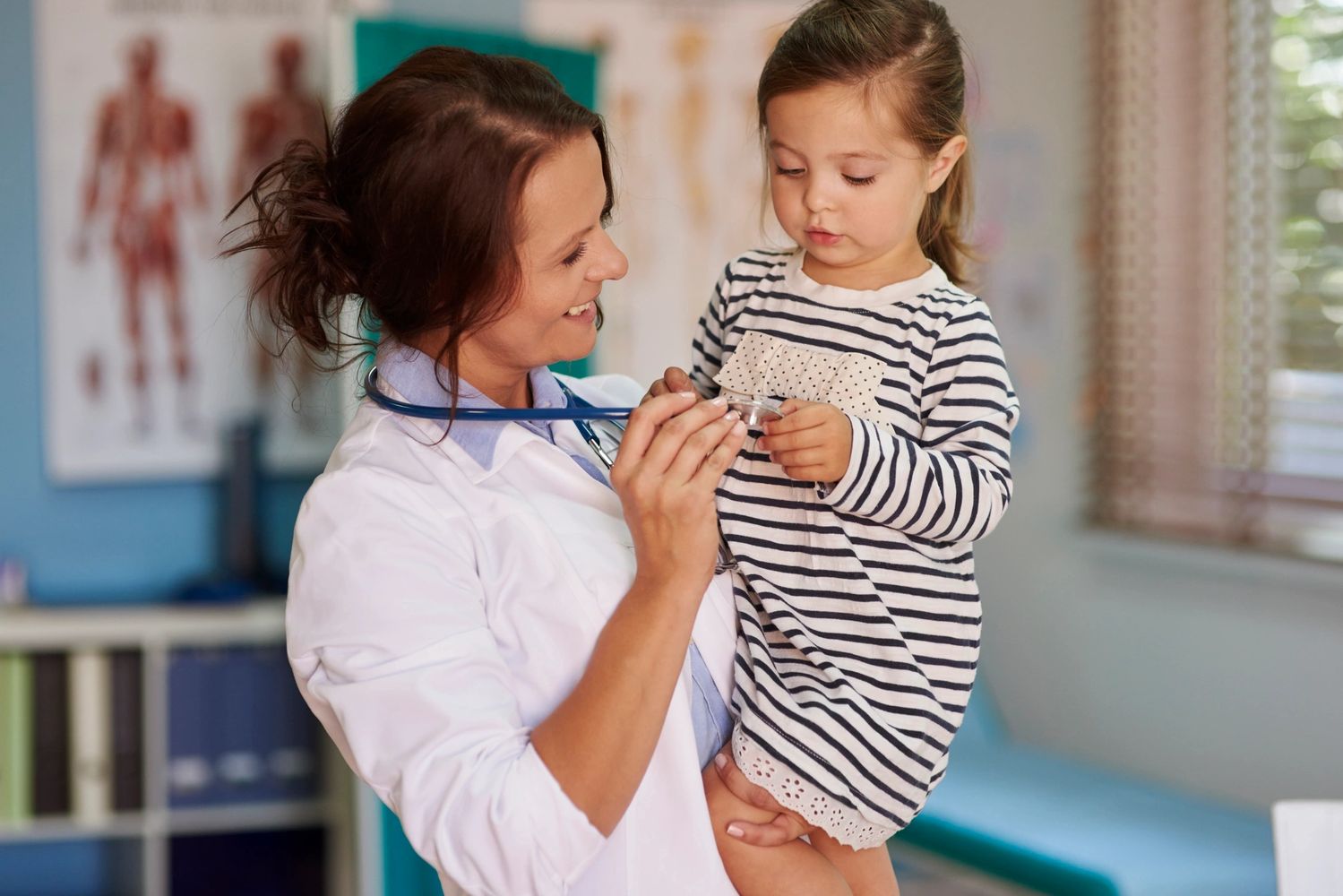 Docteur avec patiente pédaitrique
