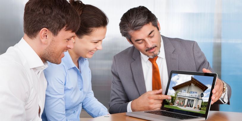 agent showing clients possible 1st time home to buy