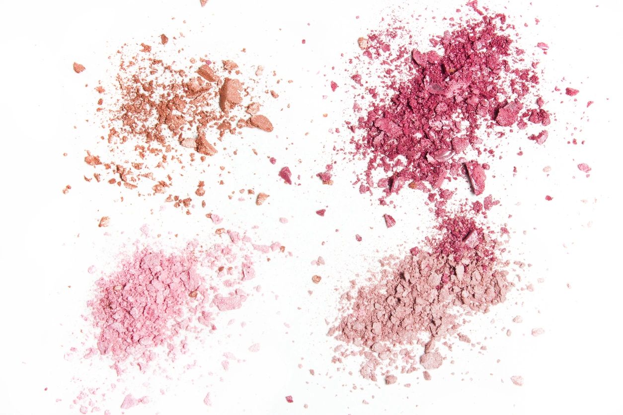 Powder blusher in pink, peach and cerise colours 